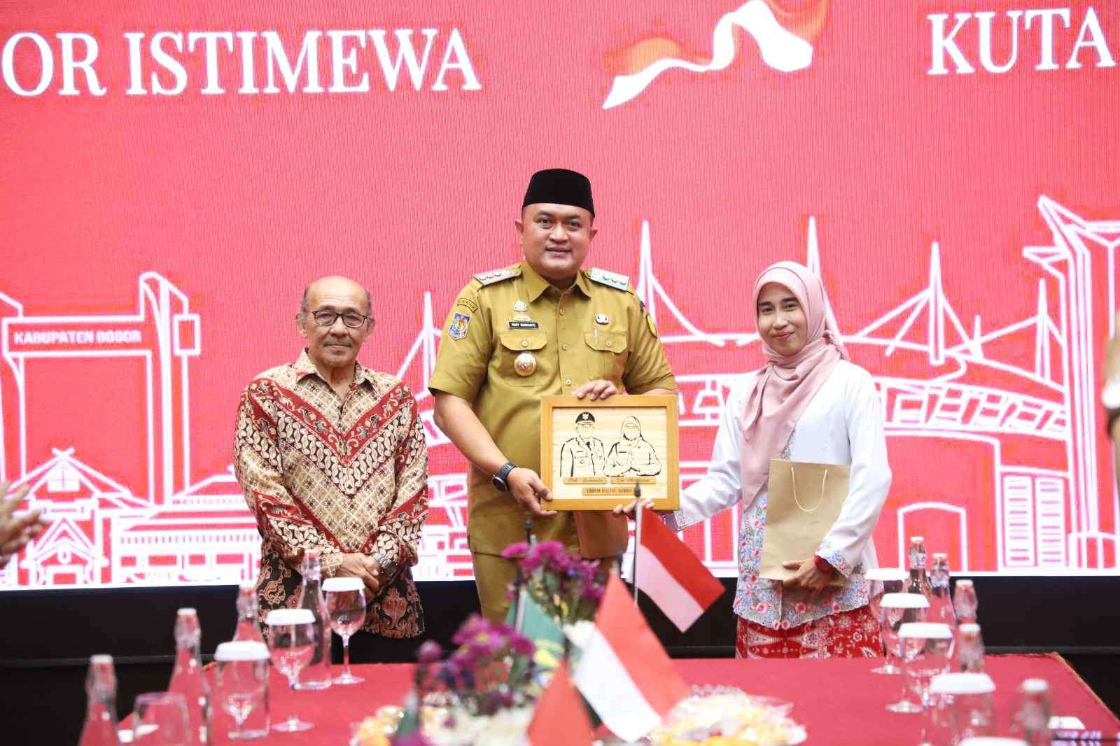 Bupati Bogor Rudy Susmanto Apresiasi Tokoh Inspiratif, Berikan Penghargaan dan Hadiah Umroh