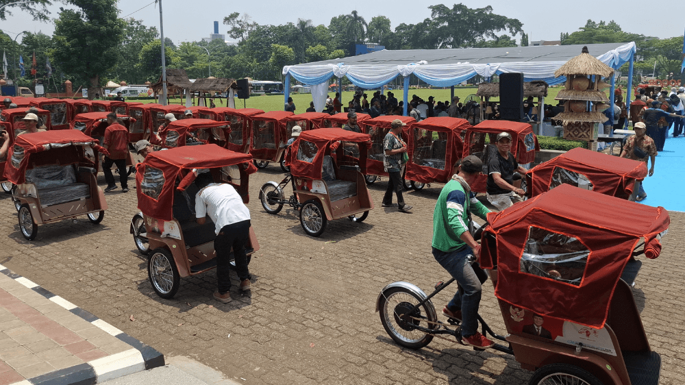 Prabowo Dorong Kesejahteraan Pengayuh Lansia, 130 Becak Listrik Disalurkan di Kabupaten Bogor