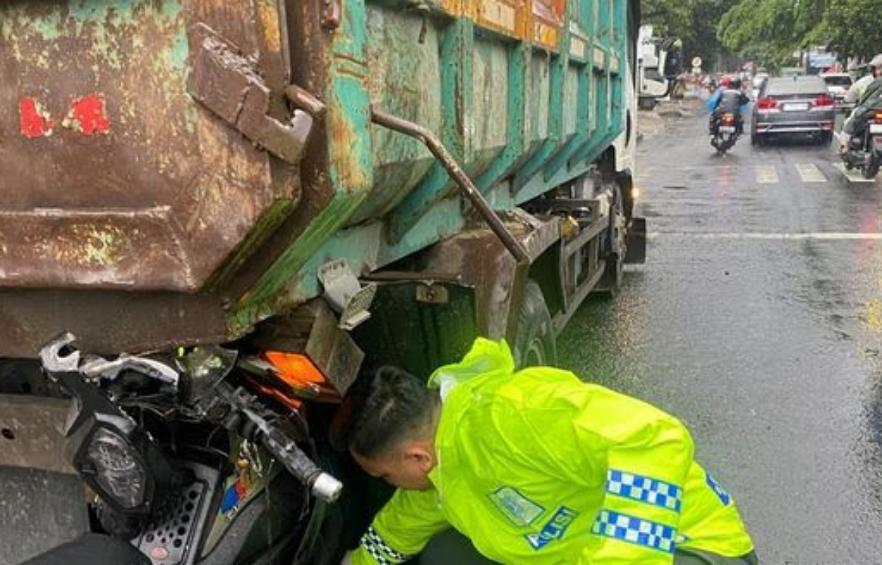 Dua Pemotor Tabrak Truk Berhenti di Bogor Selatan, Satu Luka Berat