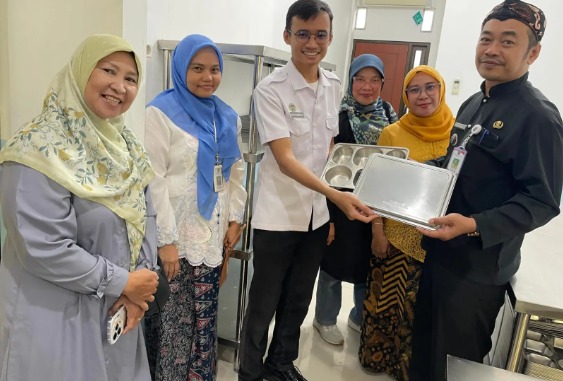 Ompreng SPPG Pondok Cina Sudah Sesuai Standar BGN, Lurah Beri Apresiasi!