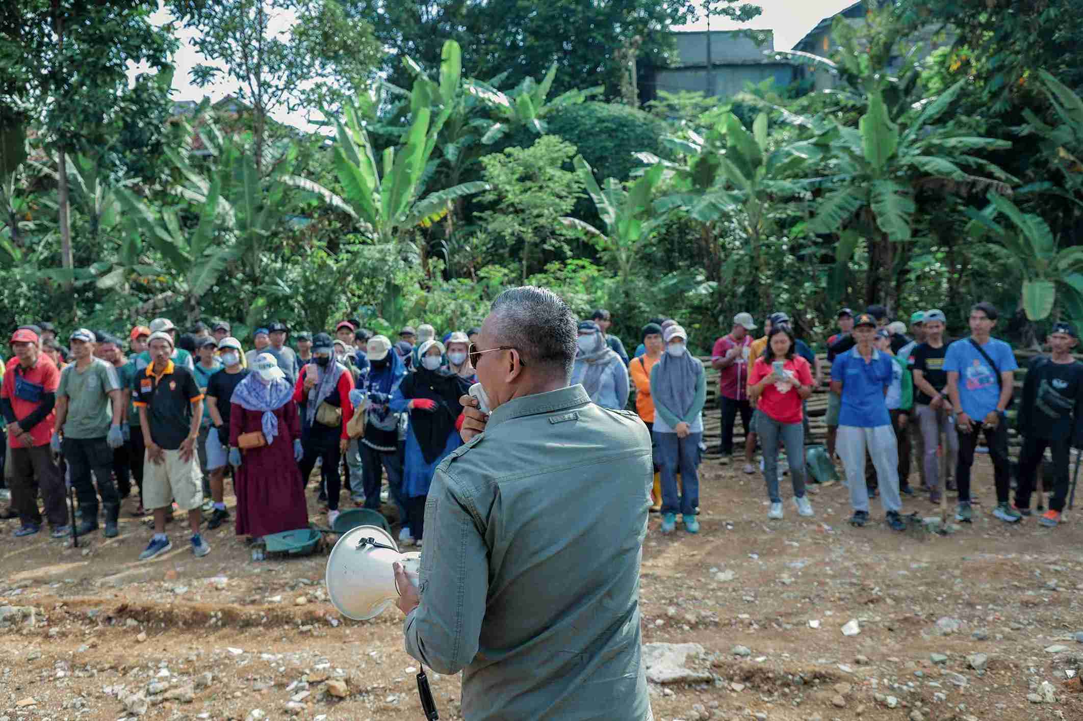 Jumat Bersih di Bogor: Puluhan Karung Sampah Diangkut dari Lahan Pribadi