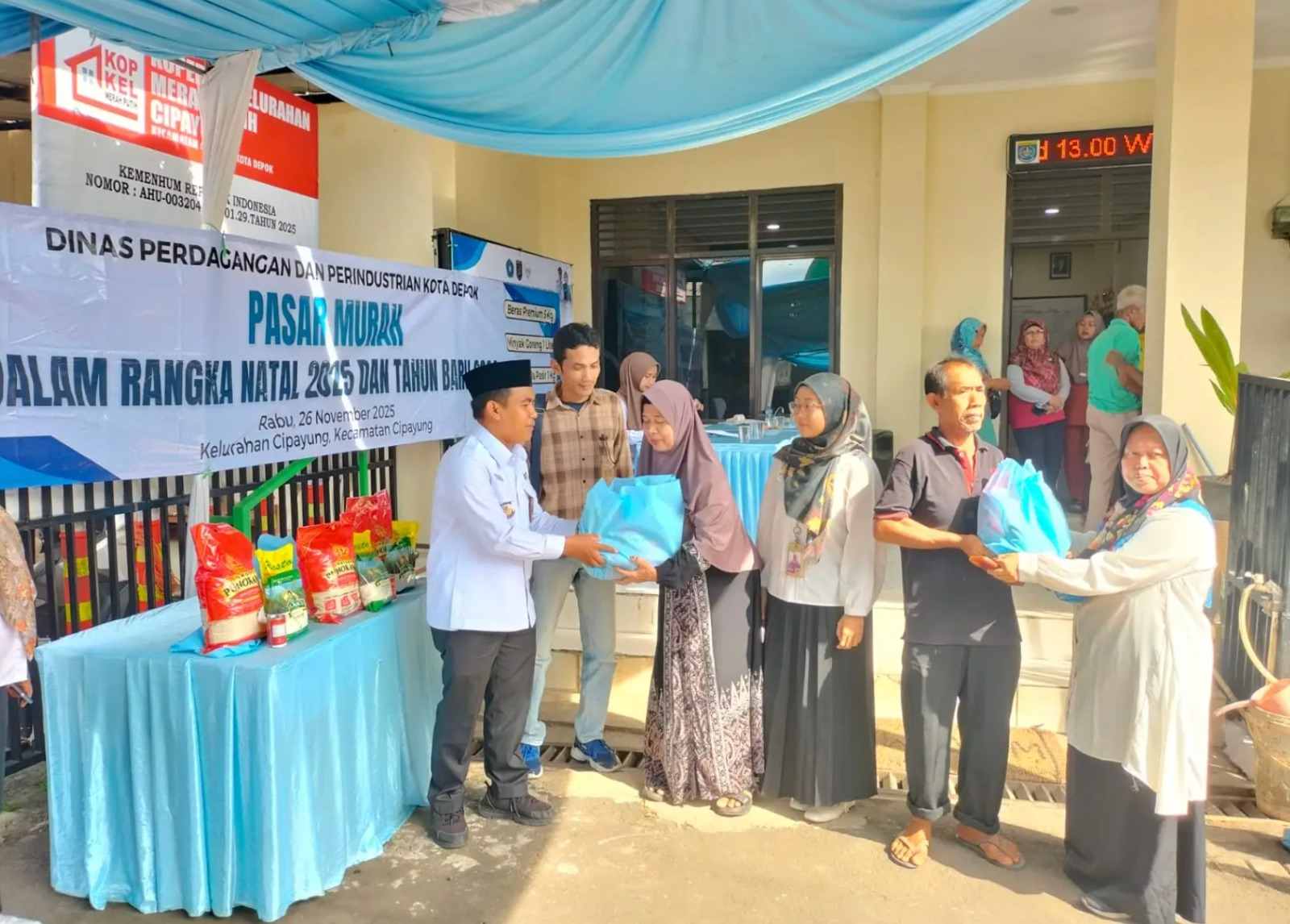 Antusias Tinggi, Warga Cipayung Borong 125 Paket Sembako Murah