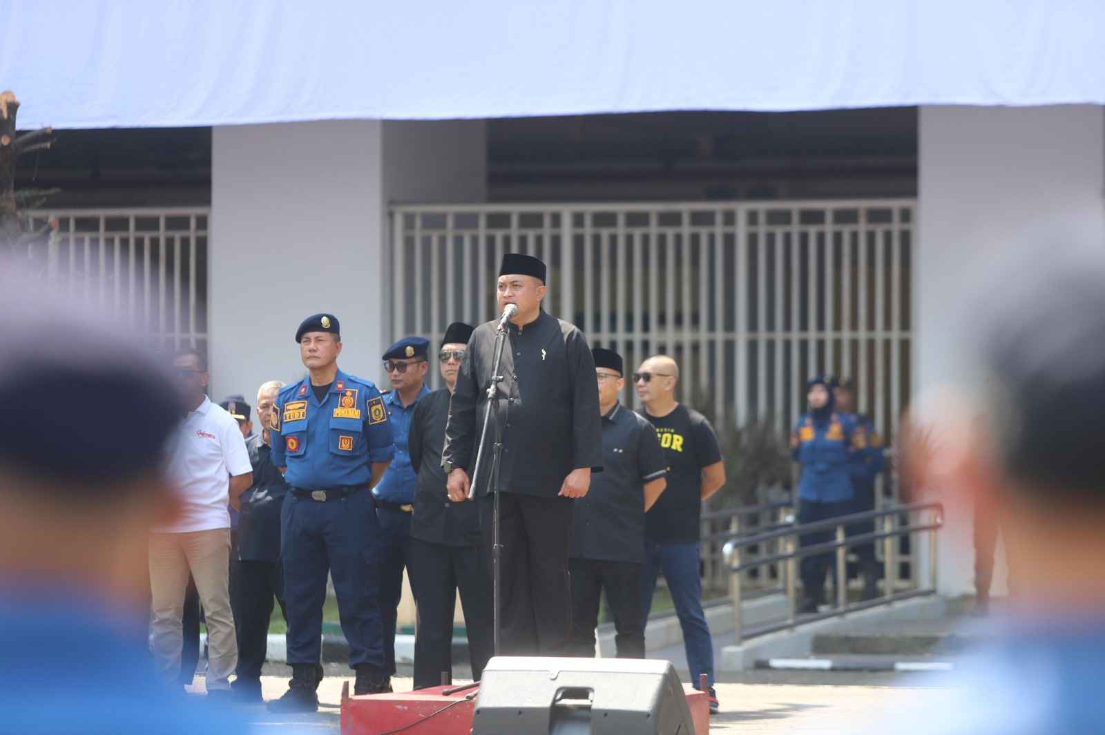 Aksi Heroik Damkar Bogor Kibarkan Merah Putih di Stadion Pakansari