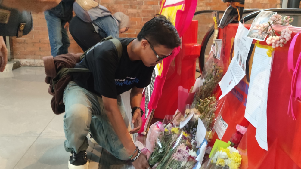 Warga Sindir Eskalator Skybridge Setahun Mati Lewat Karangan Bunga