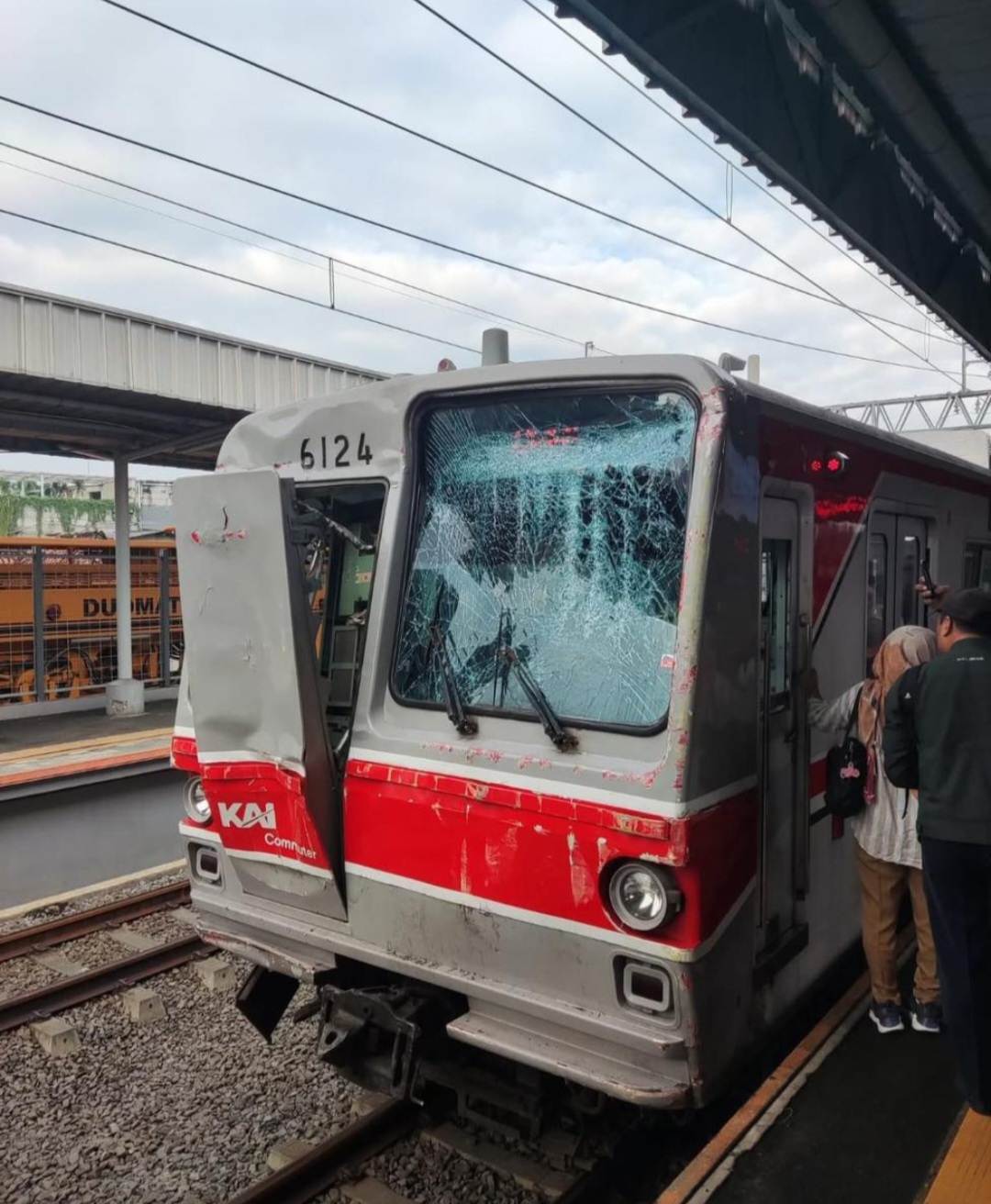 Kecelakaan KRL vs Truk di Tangerang: Tiga Orang Luka, KAI Ancam Bawa ke Jalur Hukum