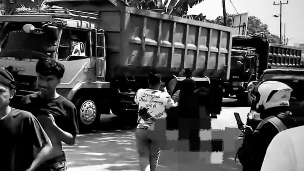 Kernet Pickup Tewas Diserempet Truk di Parung Panjang saat Rapikan Muatan Kayu