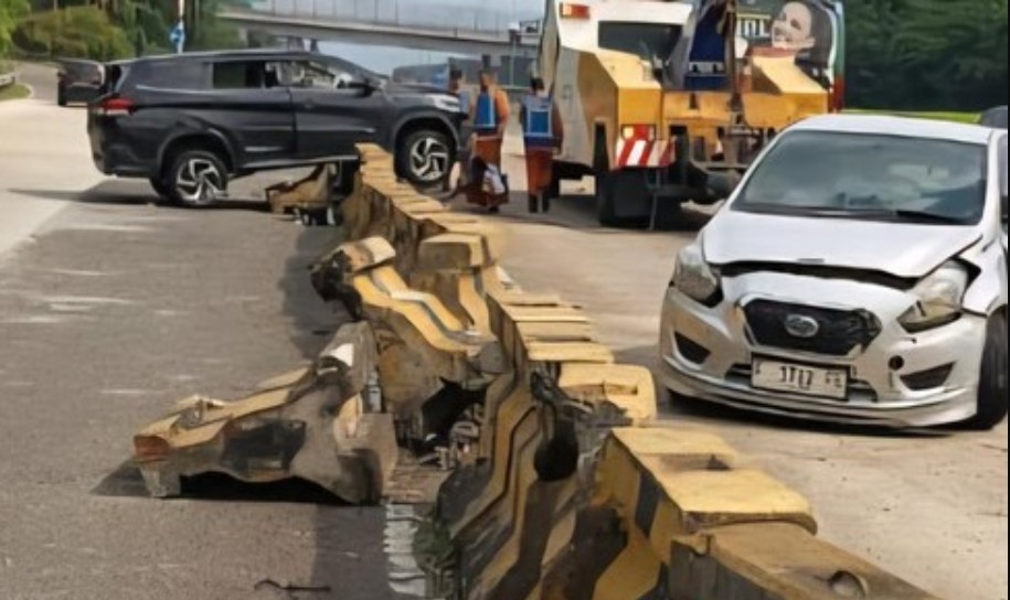 Kecelakaan Rush Tabrak Datsun GO di Chevron Tol Jagorawi, Satu Tersangkut di Beton