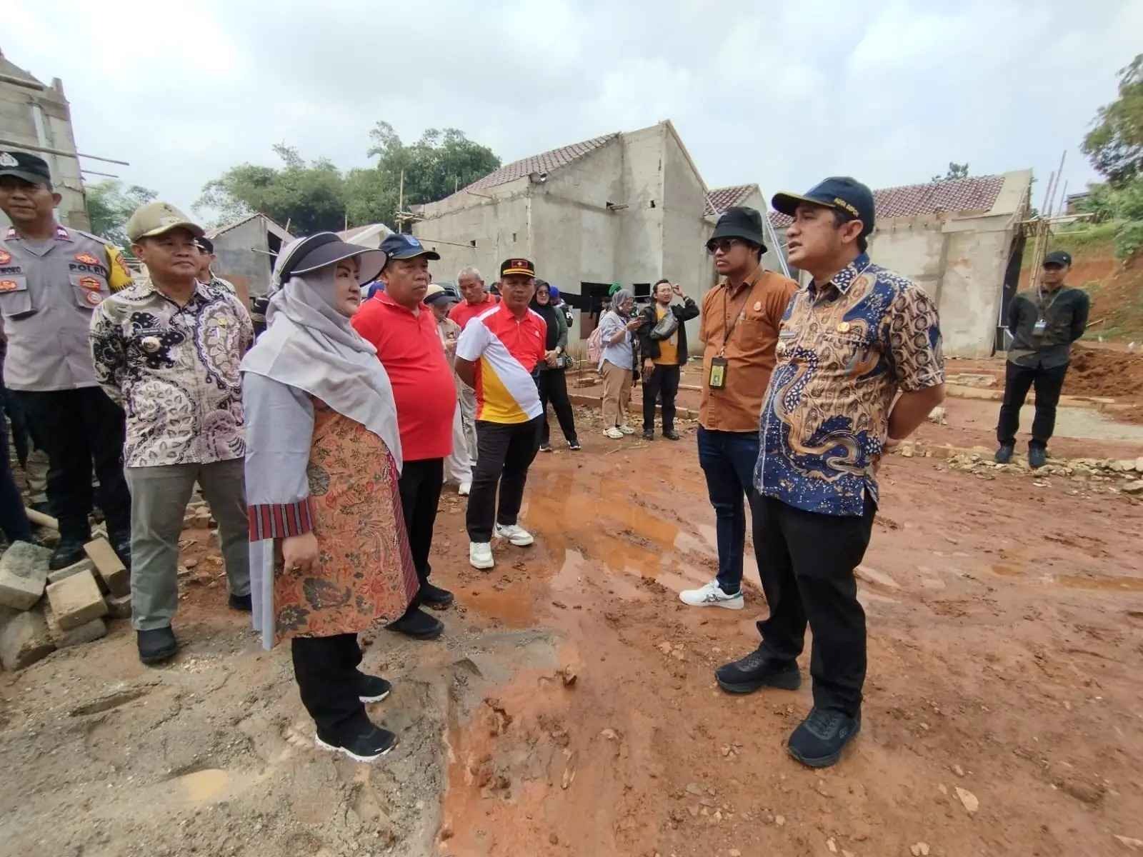 Tanpa Izin dan Melanggar SUTET, Perumahan di Pancoran Mas Disegel