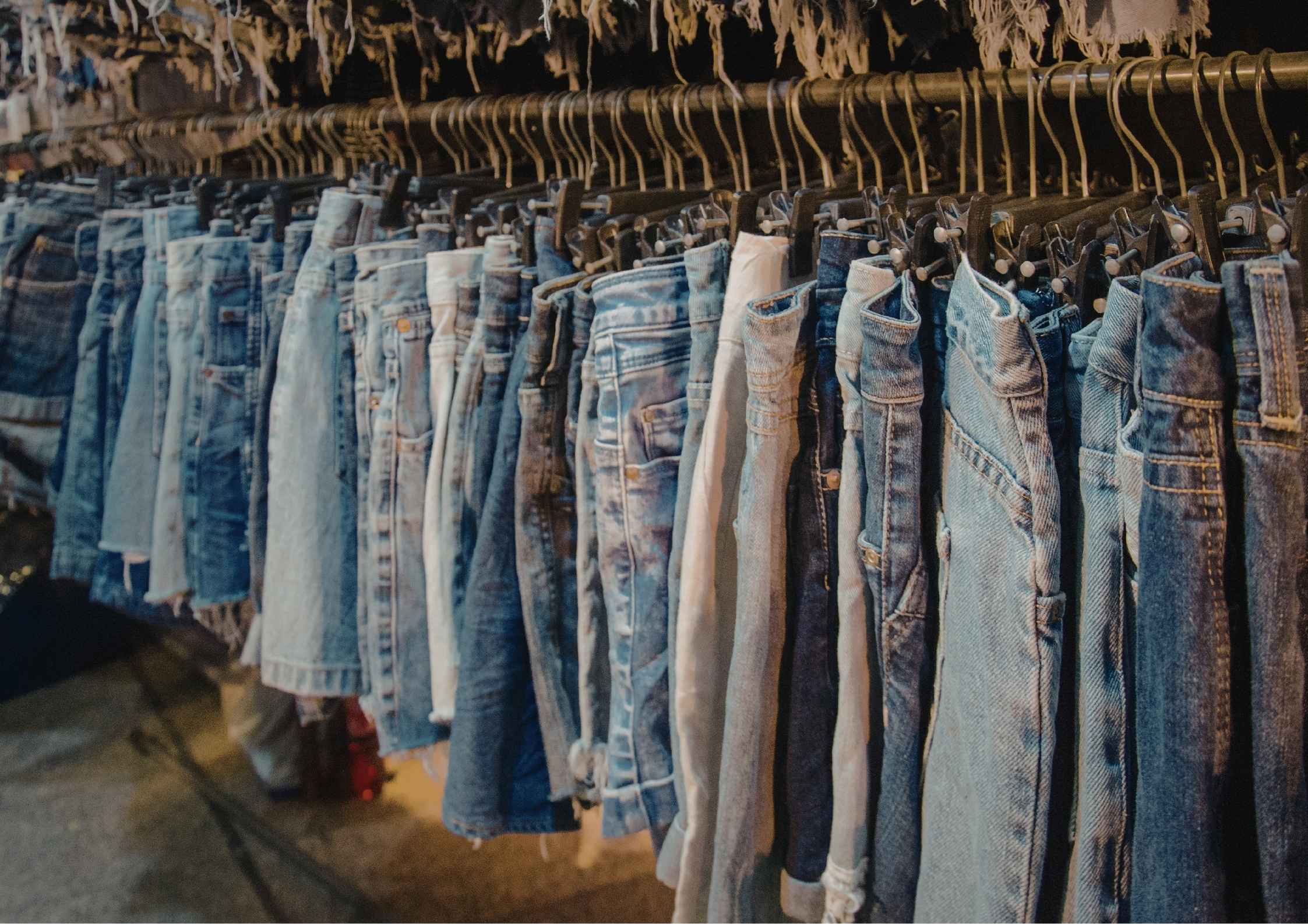 Omzet Turun Drastis, Pedagang Thrifting Pasar Senen Obral Ribuan Pakaian Bekas