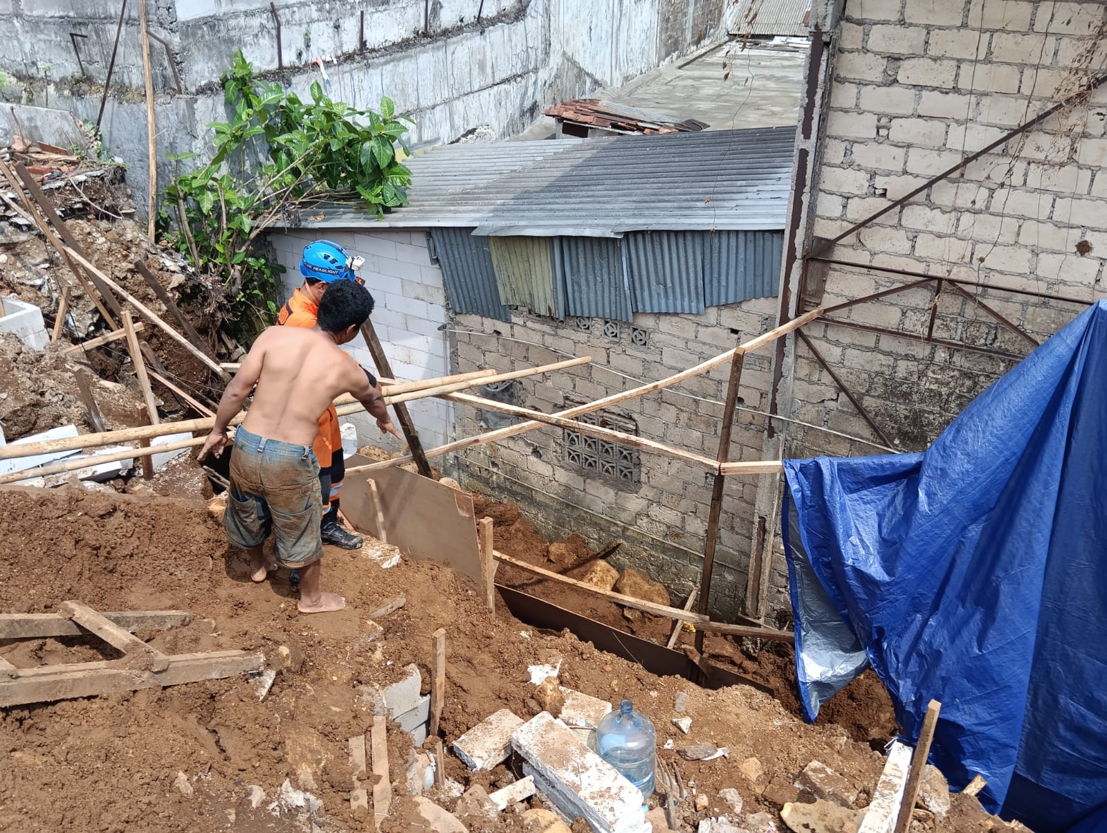 Seorang Pekerja Bangunan Proyek Pembangunan SDN Gang Aut Meninggal Dunia Akibat Tertimbun Longsor