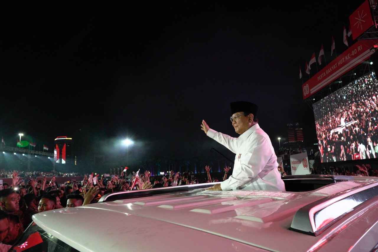 Momen Prabowo Disambut Lautan Warga di Monas saat Malam Karnaval Bersatu