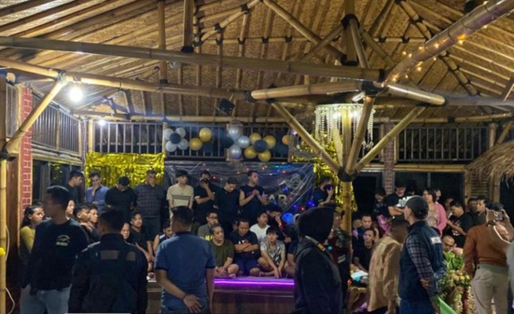 Ada Pesta Gay di Vila Puncak, Polisi Tangkap 74 Pria dan 4 Dus Kondom Diamankan