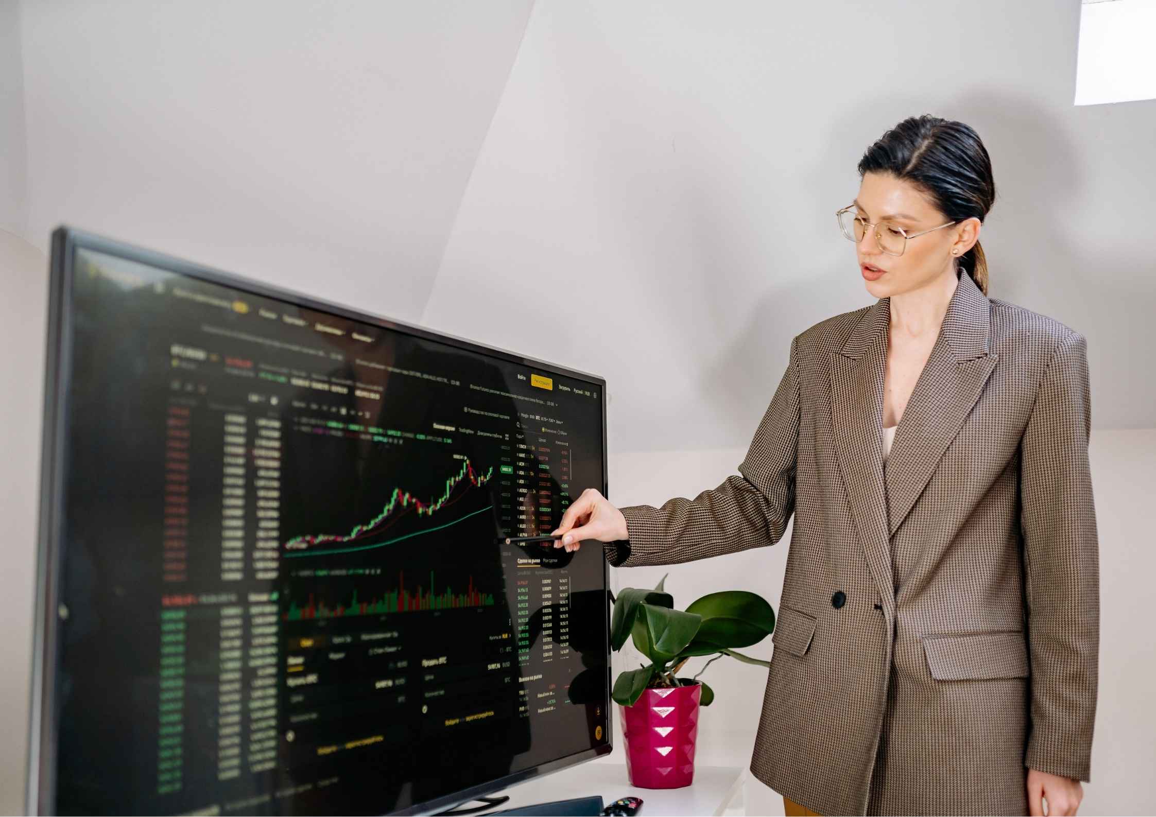 Bye-bye Kaku! 7 Trik Pakai Blazer dan Sneakers ke Kantor Agar Tetap Professional