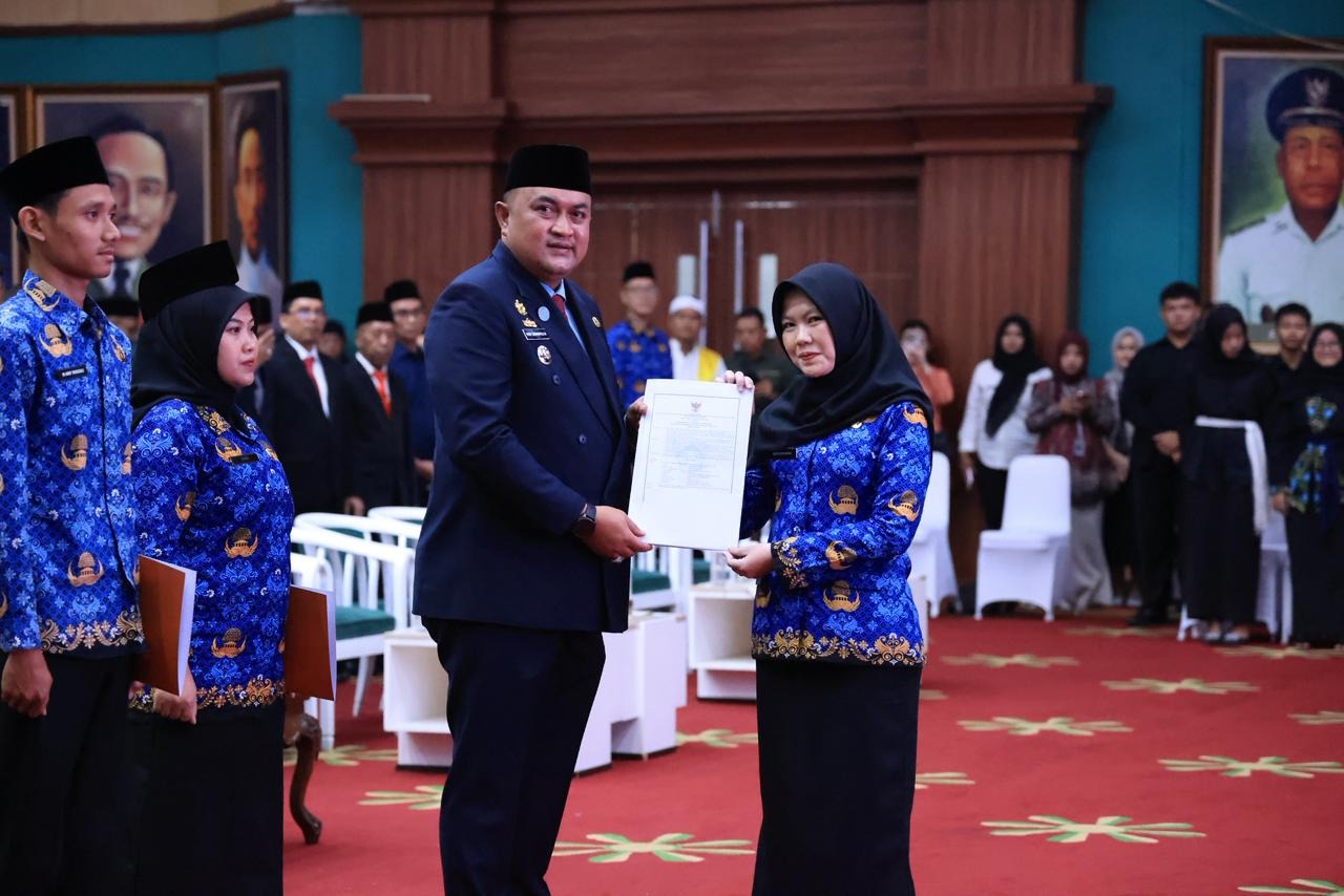 Bupati Bogor, Rudy Susmanto melantik serta menyerahkan Surat Keputusan pengangkatan Pegawai Pemerintah dengan 