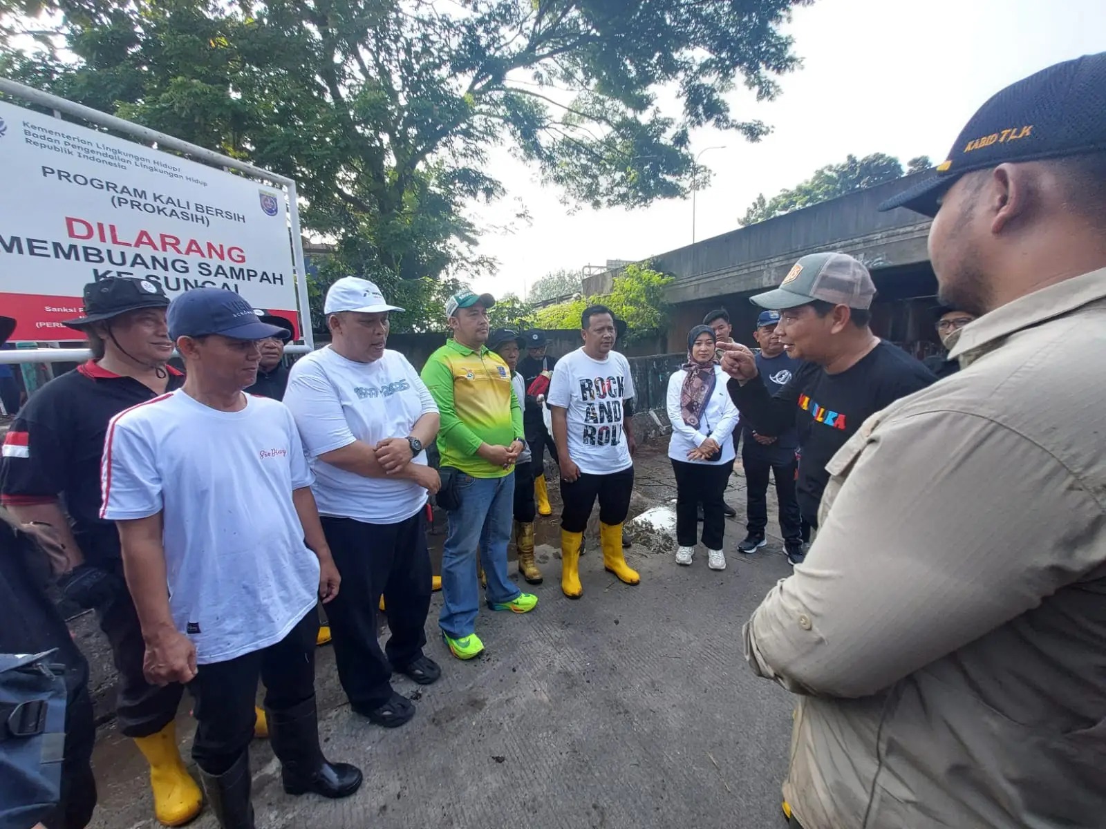 Depok Bergerak! DLHK & Warga Kompak Bersihkan Sungai Cipinang dari Sampah Industri