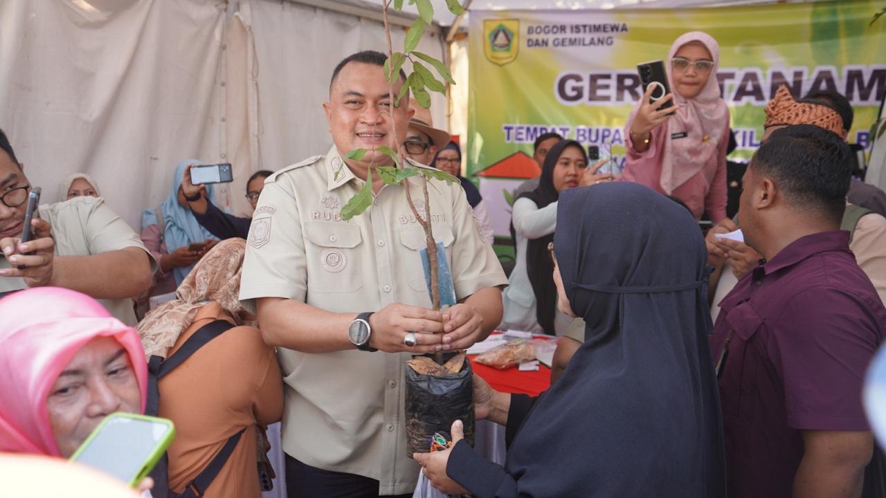 Bagikan Bibit Pohon Gratis, Rudy Susmanto Ajak Masyarakat Aktif Lakukan Penghijauan di Bumi Tegar Beriman