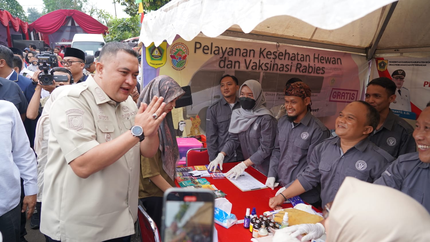 Bupati Bogor Hadirkan Layanan Publik Gratis di Cibungbulang, Warga Antusias!