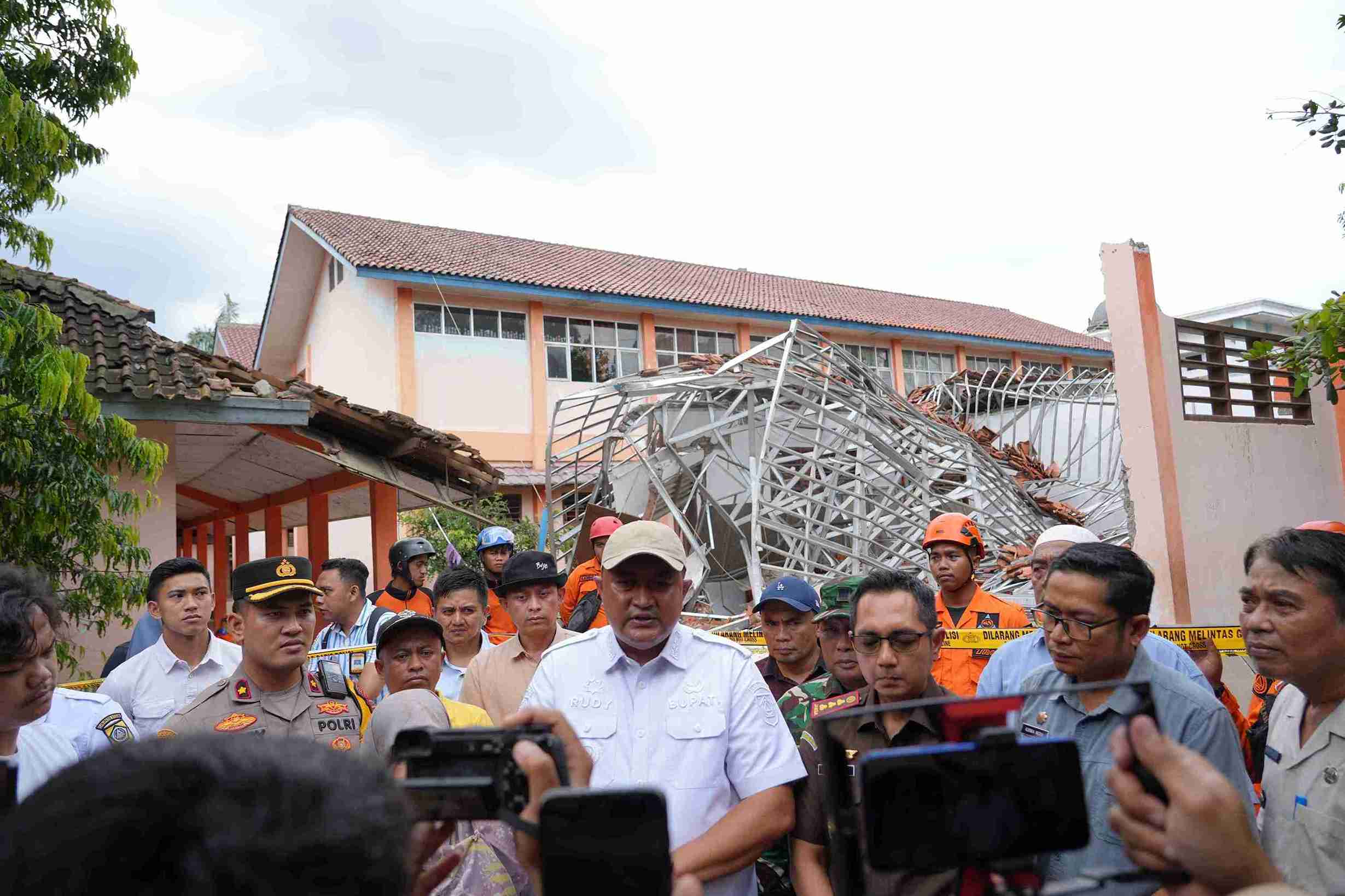 Atap SMKN 1 Gunung Putri Runtuh, Bupati Bogor Pastikan Proses Belajar Tetap Berjalan