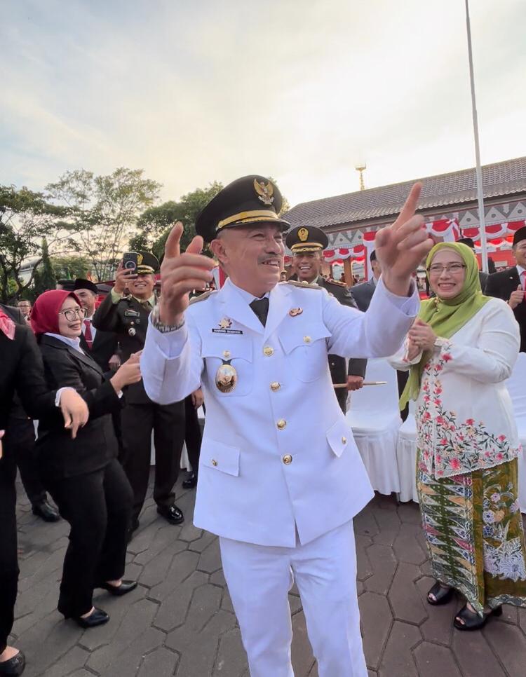 Parade Senja di Bekasi: Upacara Khidmat hingga Joget Kebersamaan Iringi Penurunan Bendera