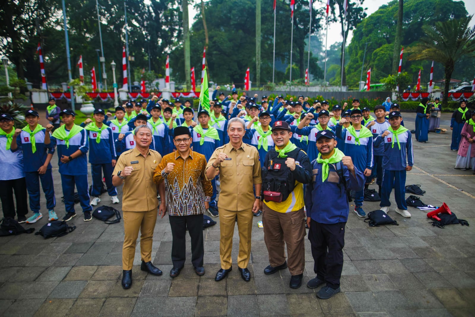Spektakuler! Dedie Rachim Lepas 100 Siswa SMA IT Insantama Long March 60 KM