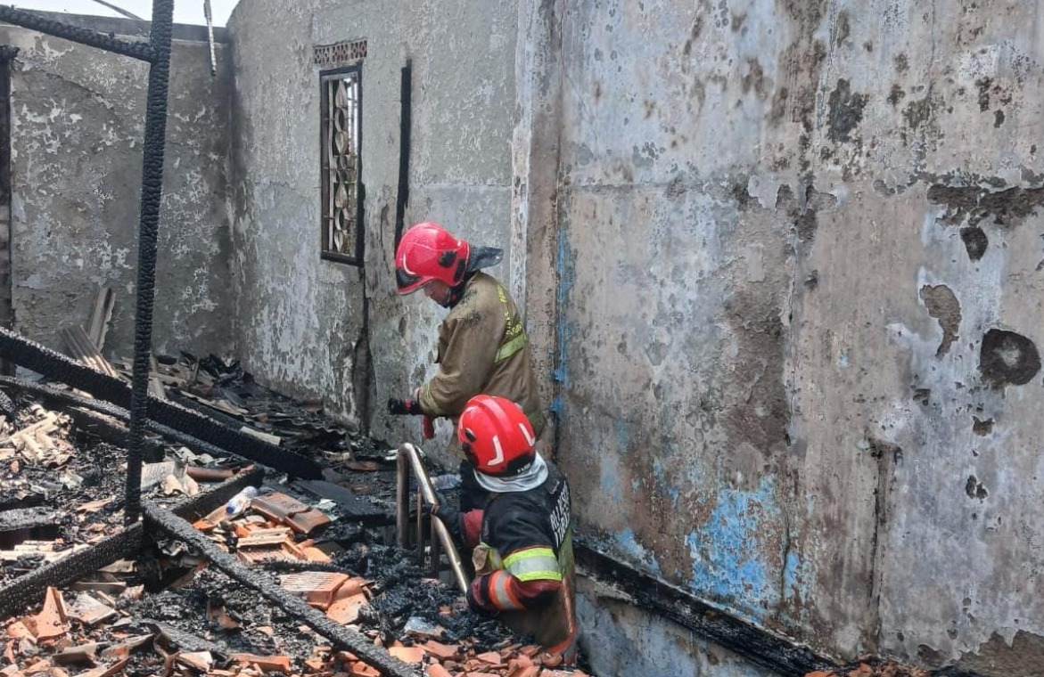 Nyalakan Lilin saat Listrik Padam, Rumah Warga di Tamansari Terbakar