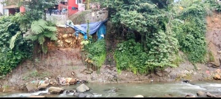 Terbengkalai 3 Tahun, Warga Kampung Anyar Cisarua Minta Pemkab Bogor Selesaikan Pembangunan TPT Sungai Ciesek