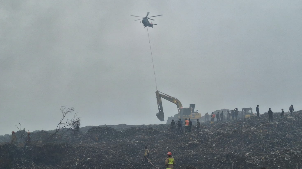 Cegah Api Meluas di TPA Galuga, TNI AU Masih Turunkan Water Bombing