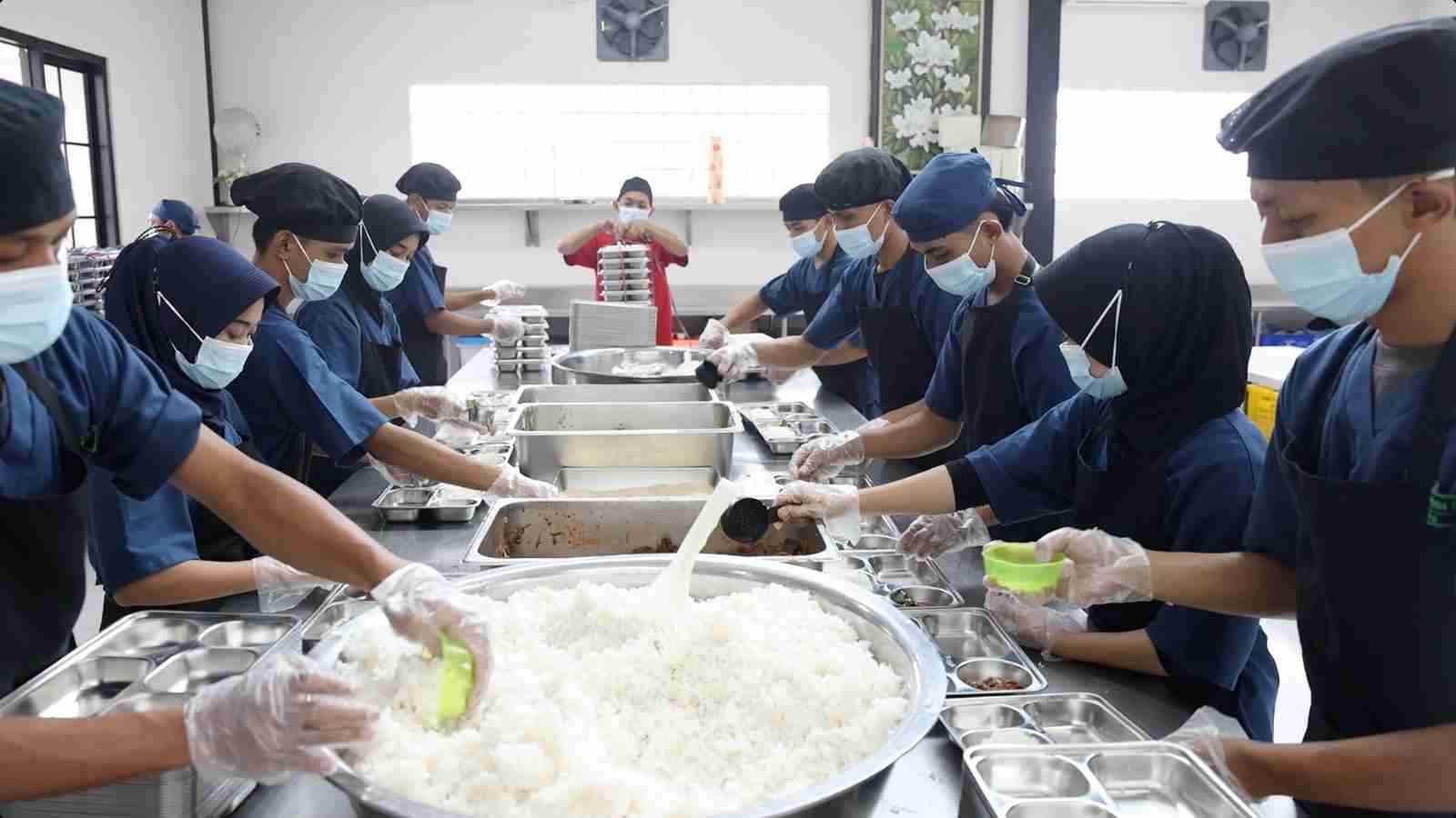 Kisah Bu Eem Usia 53 tahun Masak di Dapur MBG: Alhamdulillah Saya Bisa Kerja