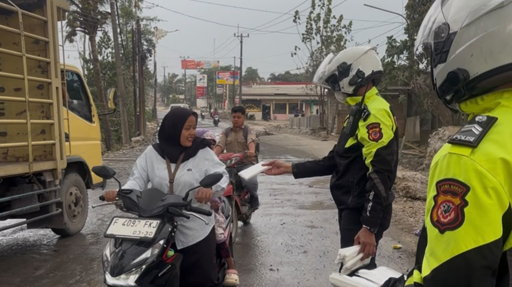 Sebaran Abu Vulkanik Gunung Anak Krakatau, Polres Bogor Bagikan Masker dan Edukasi ke Warga