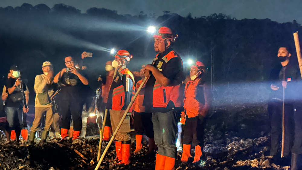 Kebakaran TPA Galuga Belum Tuntas, Bupati Bogor Pastikan Pemadaman Terus Berlanjut