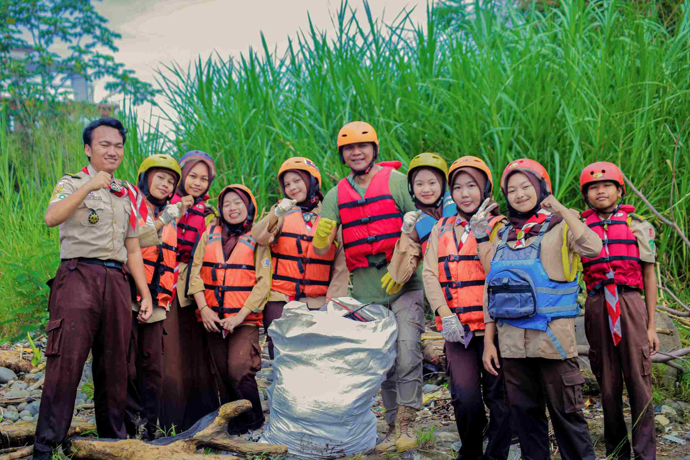 Wakil Wali Kota Bogor Jenal Mutaqin Pimpin Aksi Bersih Sungai Ciliwung: Angkut 1,8 Ton Sampah!