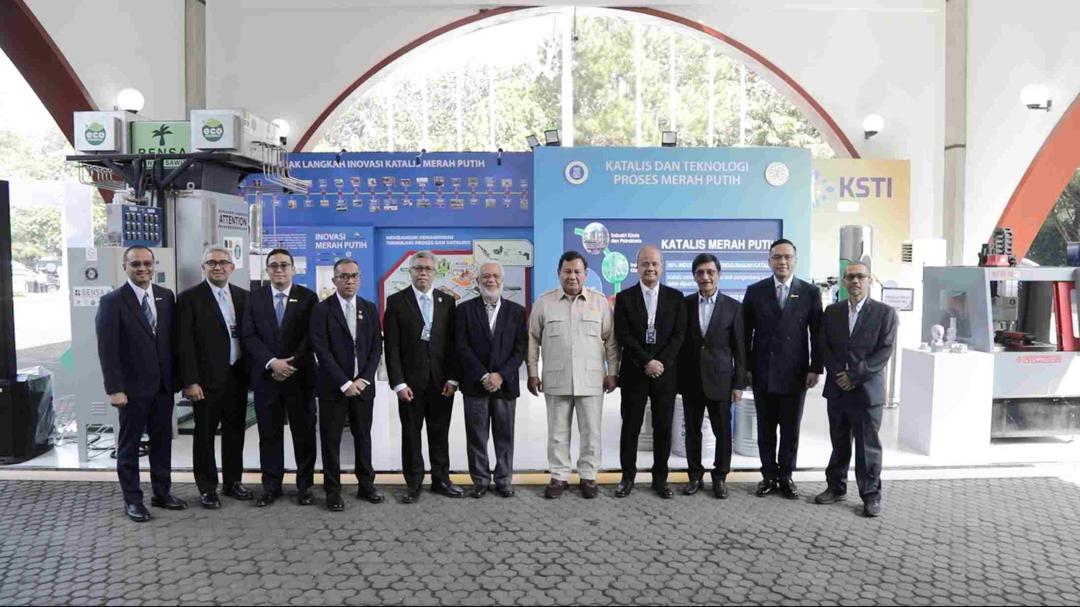 Momen Prabowo Kunjungi Booth Anak Bangsa di Konvensi Sains, Teknologi, dan Industri 2025 di ITB