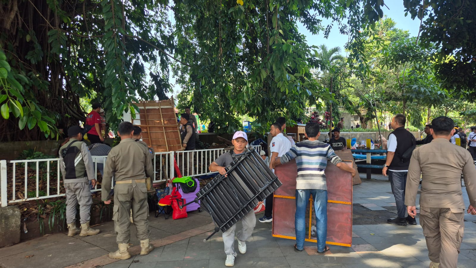 Satpol PP Lakukan Penertiban Pedagang Kaki Lima di Sekitar Alun-alun Kota Bogor