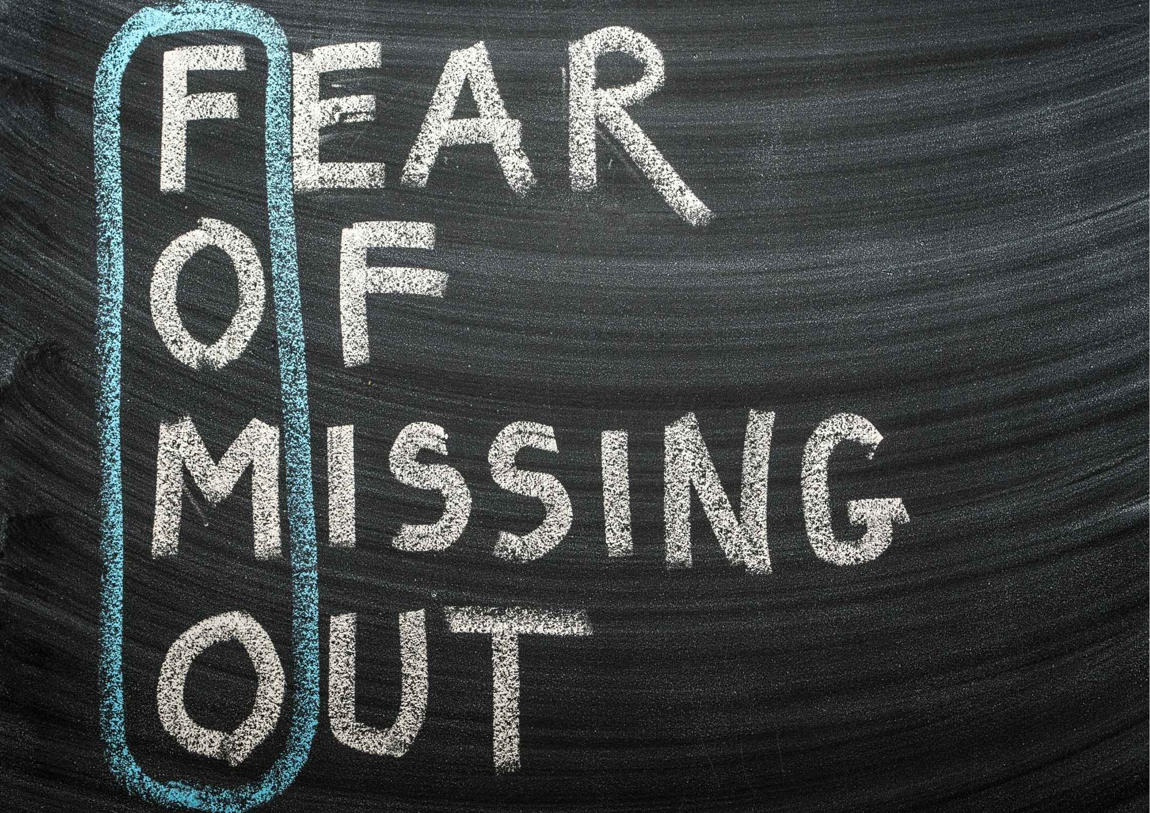 Mengenal FOMO: Mengapa Kita Selalu Merasa Tertinggal dari Orang Lain?