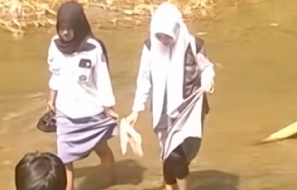 Jembatan Gantung Cibuntu Cianjur Rusak Parah, Warga dan Pelajar Terpaksa Seberangi Sungai Cisokan
