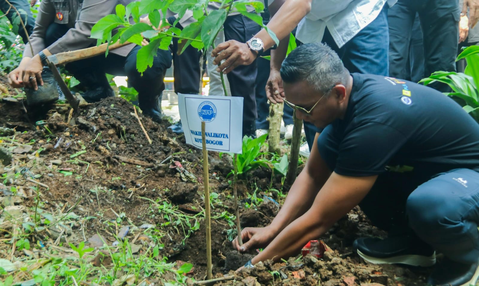 Peringati Hari Lingkungan Hidup, Jenal Mutaqin dan Warga Lakukan Penanaman Pohon di Bantaran Sungai Cisadane
