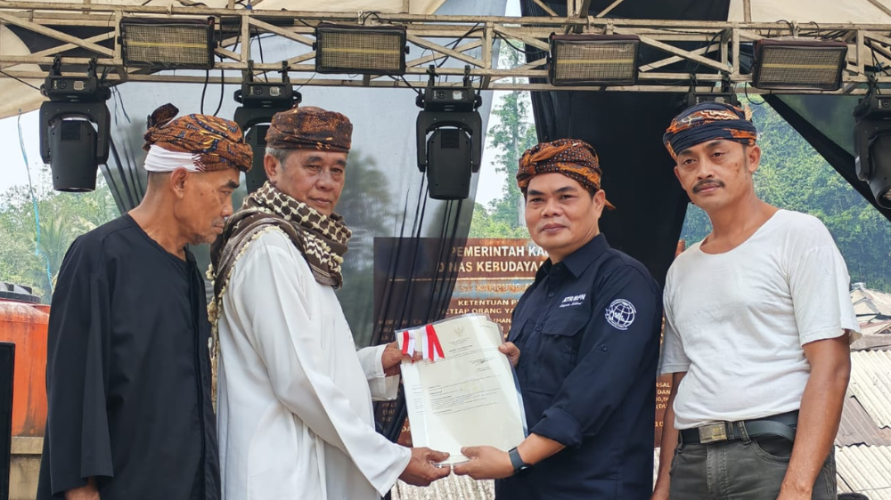 BPN Bogor 1 Serahkan Sertifikat Komunal, Kampung Adat Urug Perkuat Perlindungan 18 Hektare Tanah Adat