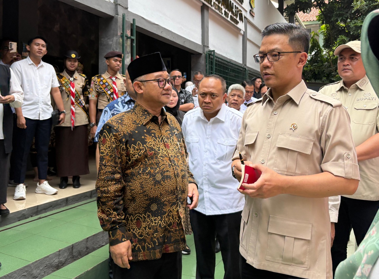 Menko PMK Sugiono Soroti Revitalisasi Sekolah dan Dampak Papan Interaktif Digital