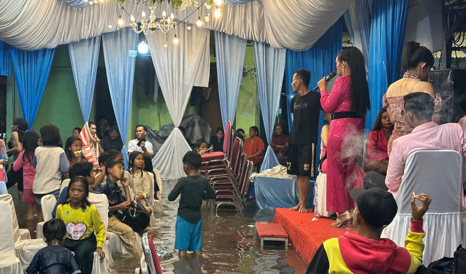 Akad di Air, Penghulu Digendong, Dangdutan Tetap Jalan, Pernikahan Pasangan di Muara Angke Bikin Greget