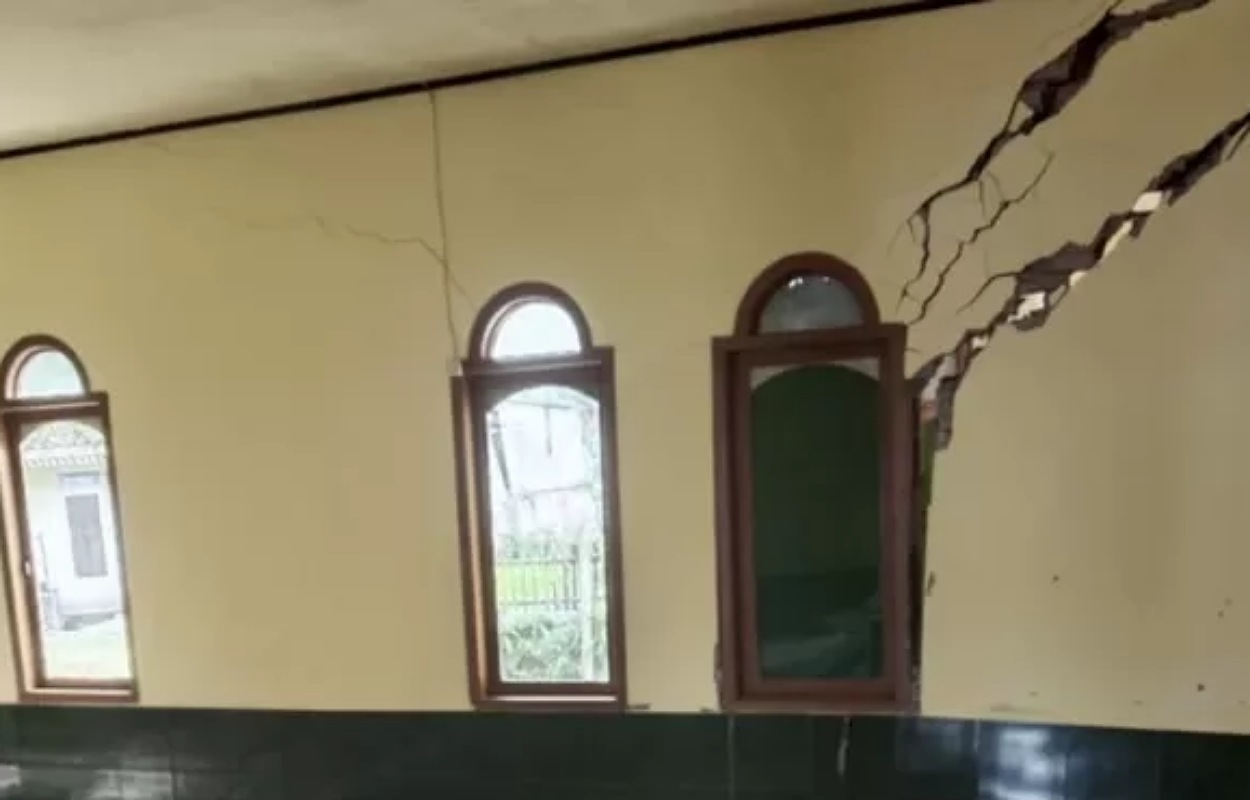 Pergeseran Tanah Cianjur: Ratusan Rumah Rusak, Warga Terancam