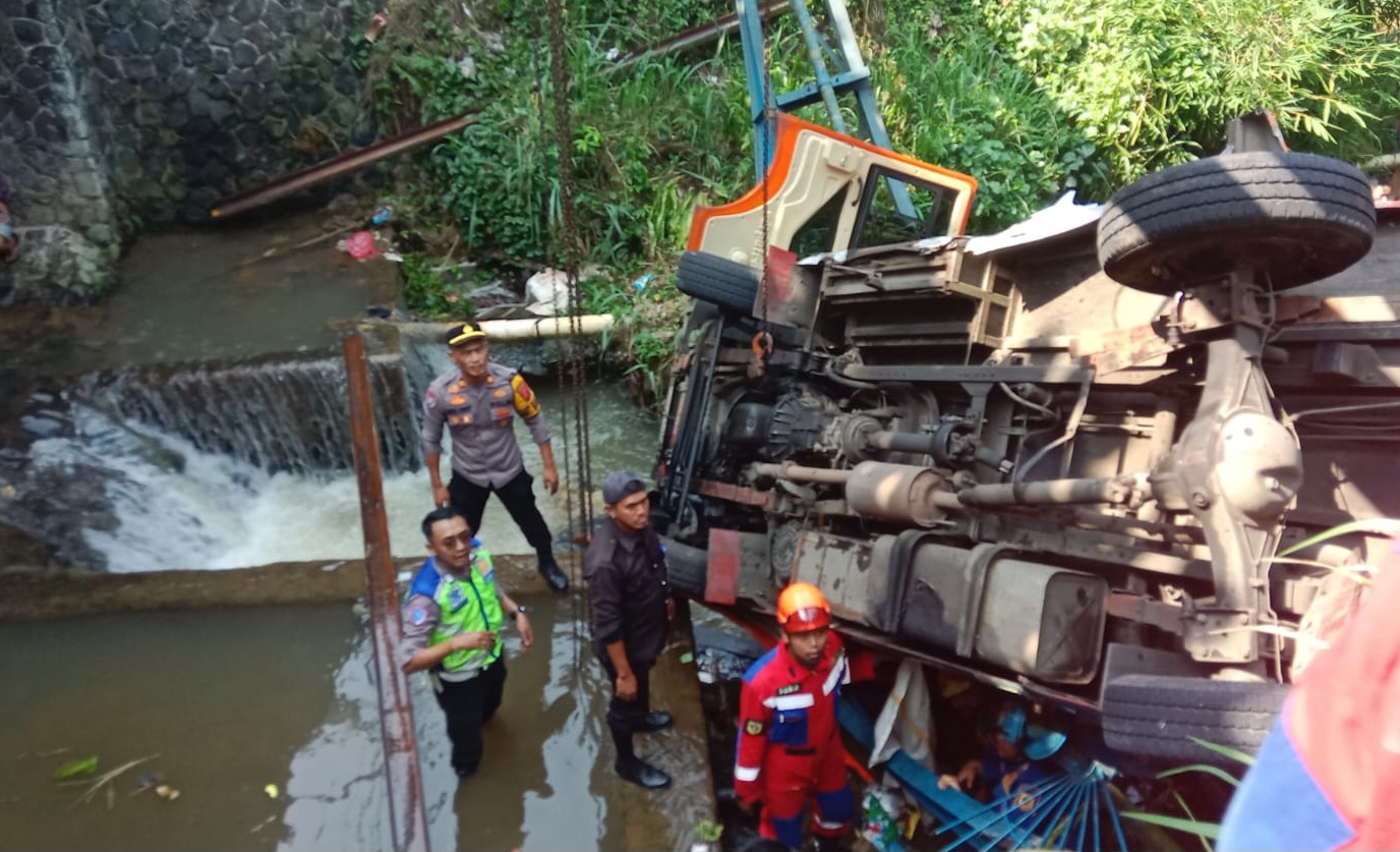 Diduga Rem Blong, Sopir Elf Alami Luka Berat usai Terjun ke Kali di Ciawi