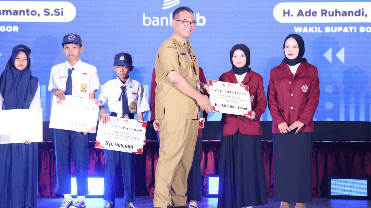 Pemkab Bogor Resmi Salurkan Beasiswa Istimewa untuk Siswa SMP Swasta dan Guru PAUD