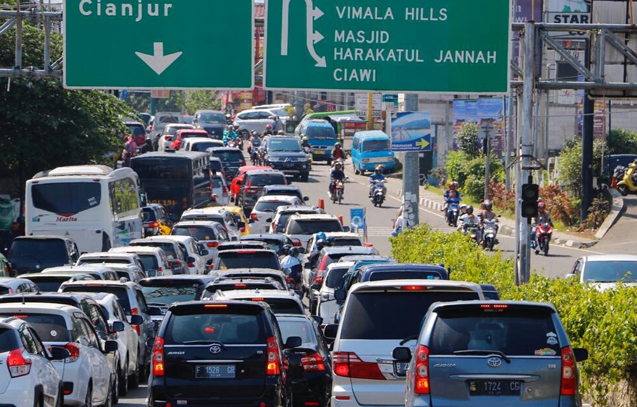 24 Ribu Kendaraan Padati Jalur Puncak, Polisi Berlakukan Satu Arah ke Jakarta