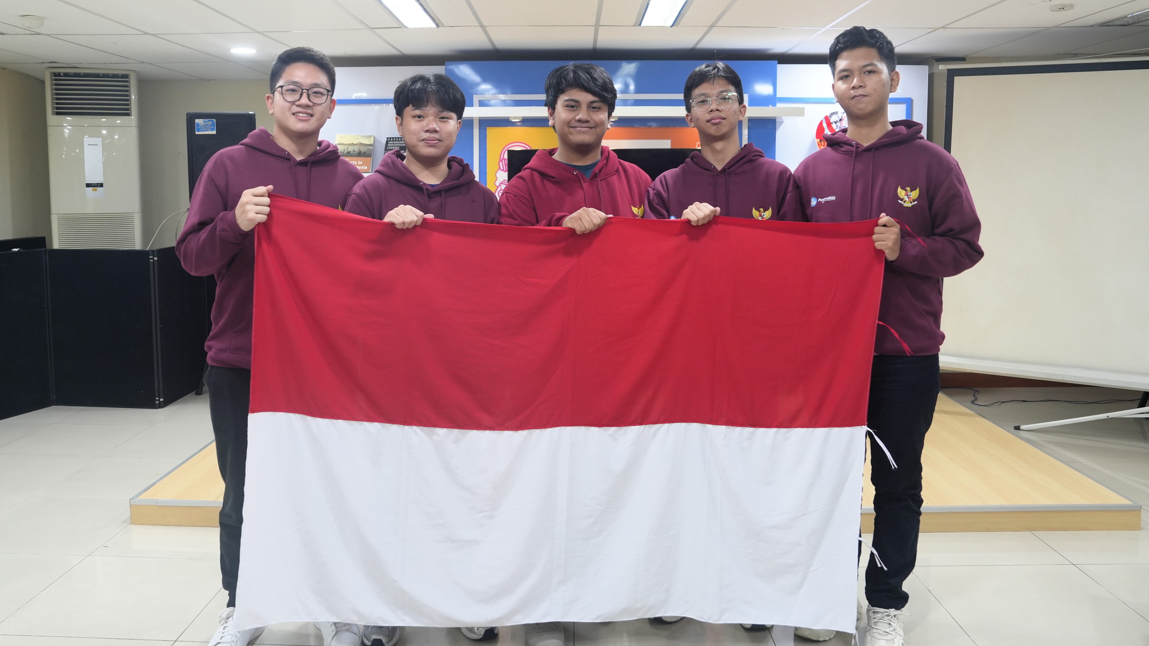 5 Siswa RI Terbaik Terbang ke Olimpiade Ekonomi Internasional 2025 di Azerbaijan