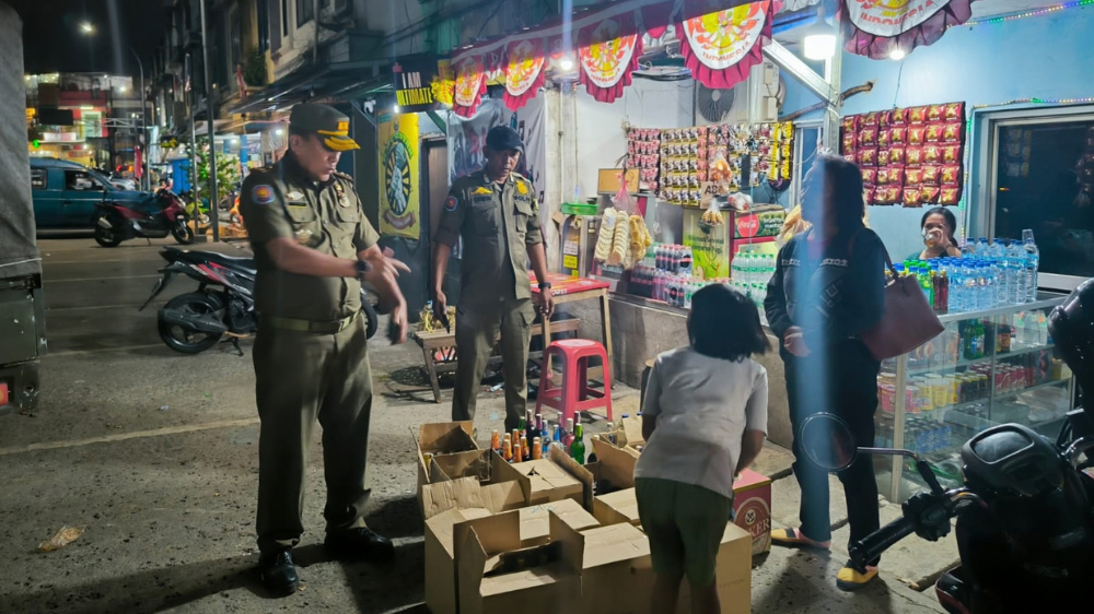 Satpol PP Kabupaten Bogor Amankan 1.482 Botol Miras di Terminal Cibinong