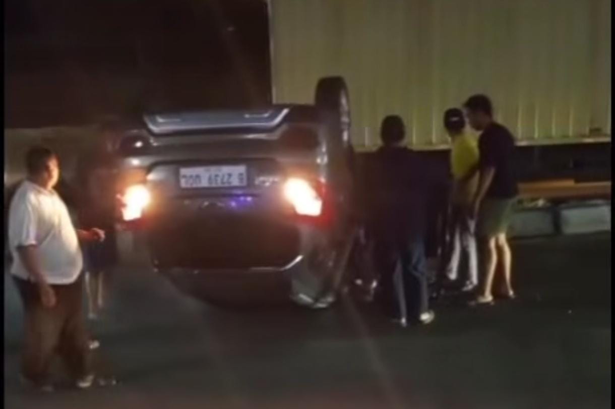 Sopir Ngantuk, Mobil Datsun Terguling Hantam Pembatas Jalan di Kemang