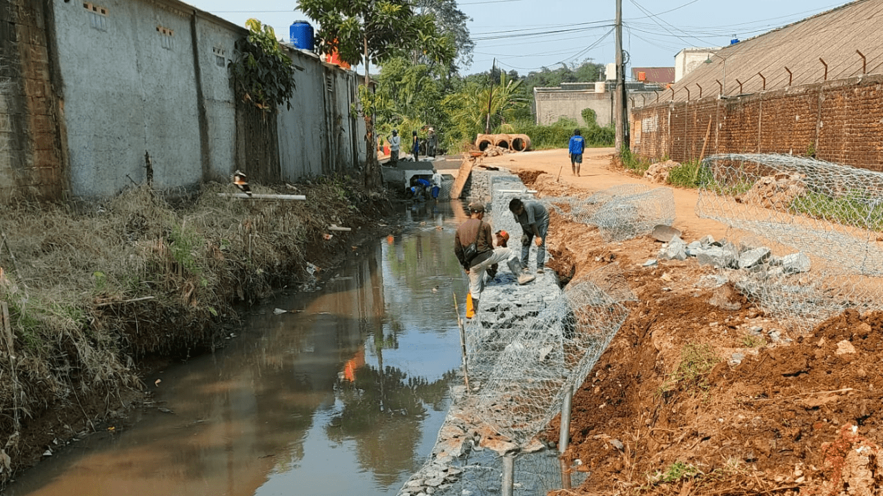 Pemkab Bogor Perbaiki Saluran Kali Rengas di Desa Iwul dan Waru Demi Cegah Banjir