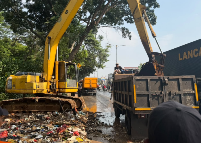 Pemkab Bogor Kerahkan 40 Truk Bersihkan Sampah Kali Baru, Target Tuntas dalam Lima Hari