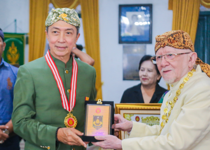 Dedie Rachim Terima Satya Lancana Karaton Sumedang Larang, Perkuat Pelestarian Budaya Sunda