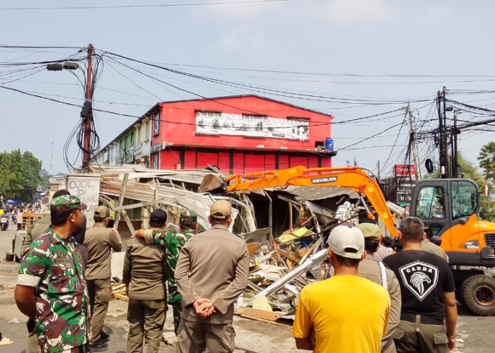 Satpol PP Kabupaten Bogor Tertibkan Bangunan Liar di Pasar Cisarua Puncak